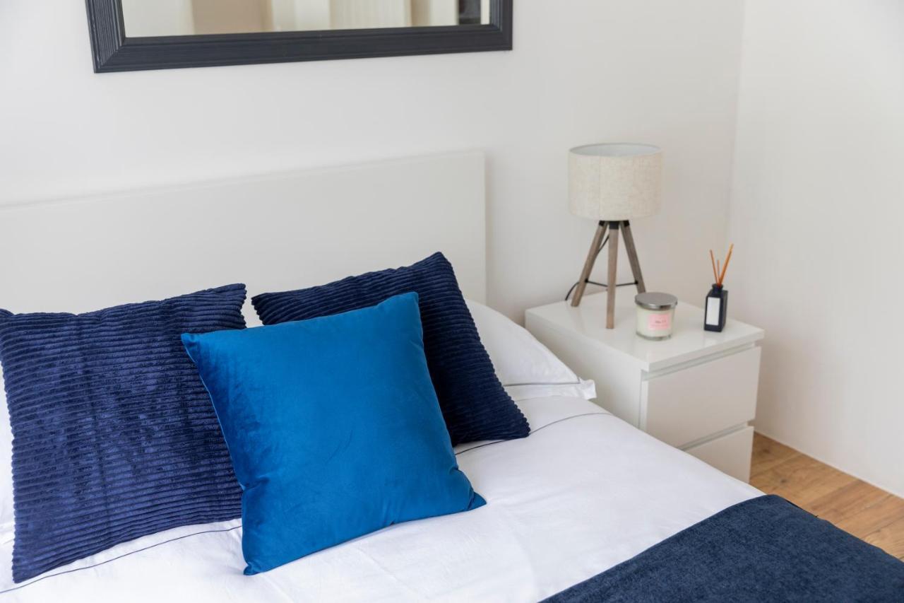 Gorgeous Modern Apartment Near Redhill Station Inc Private Garden & Parking Exterior photo